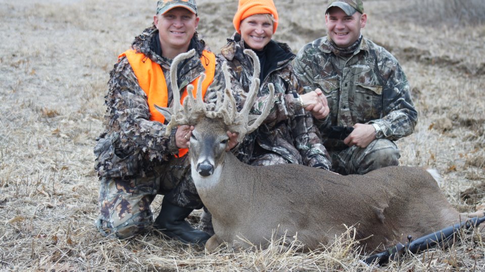 Photo of three hunters with a 23-point buck in velvet.