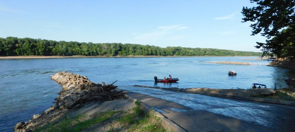 New Haven Access boat ramp and view downstream on Missouri River