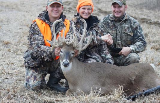 Photo of three hunters with a 23-point buck in velvet.